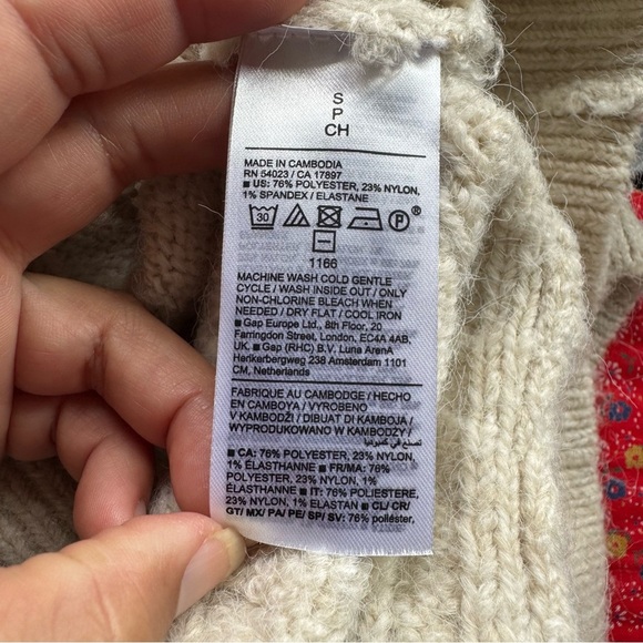 Old Navy Sleeveless Cropped Cozy Plush-Yarn
Cable-Knit Turtleneck Sweater Small - Picture 7 of 9